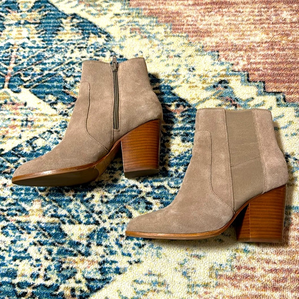 EUC gray grey suede soludos booties boots ankle high zip stacked heel 6.5